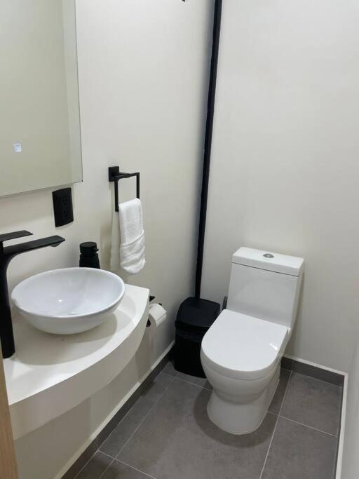 Stylish Condo, 2bdr, Steps To 5th Ave, Close To Beach! Playa del Carmen