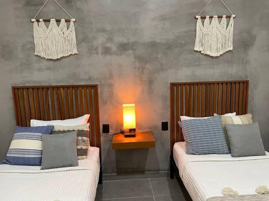 Apartment Stylish Condo, 2bdr, Steps To 5th Ave, Close To Beach!