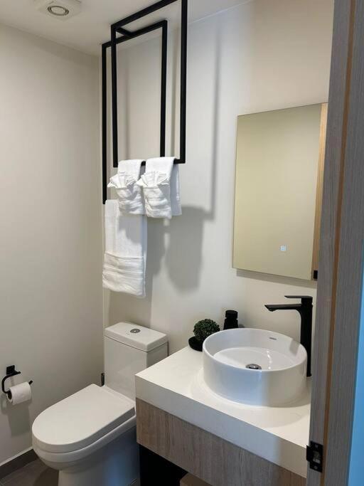 Stylish Condo, 2bdr, Steps To 5th Ave, Close To Beach!