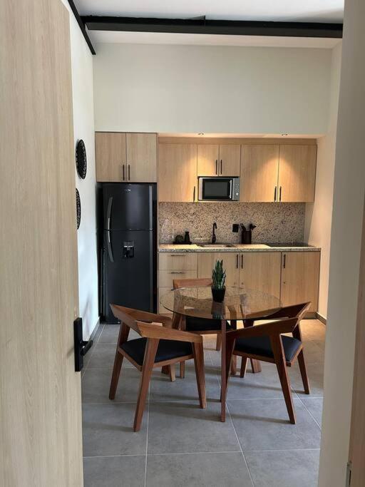 Apartment Stylish Condo, 2bdr, Steps To 5th Ave, Close To Beach!