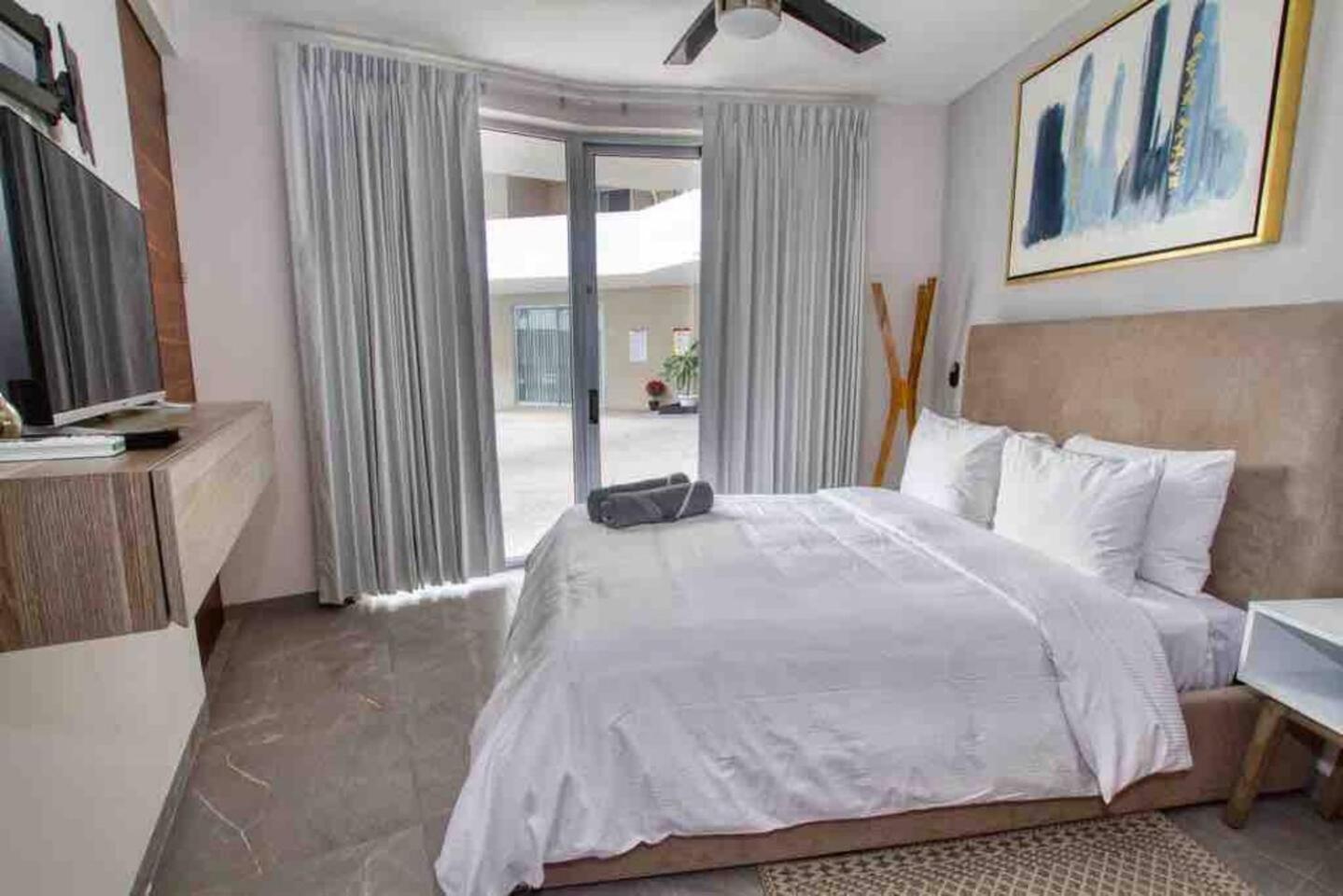 Swim-up 1-bedroom Apartment *