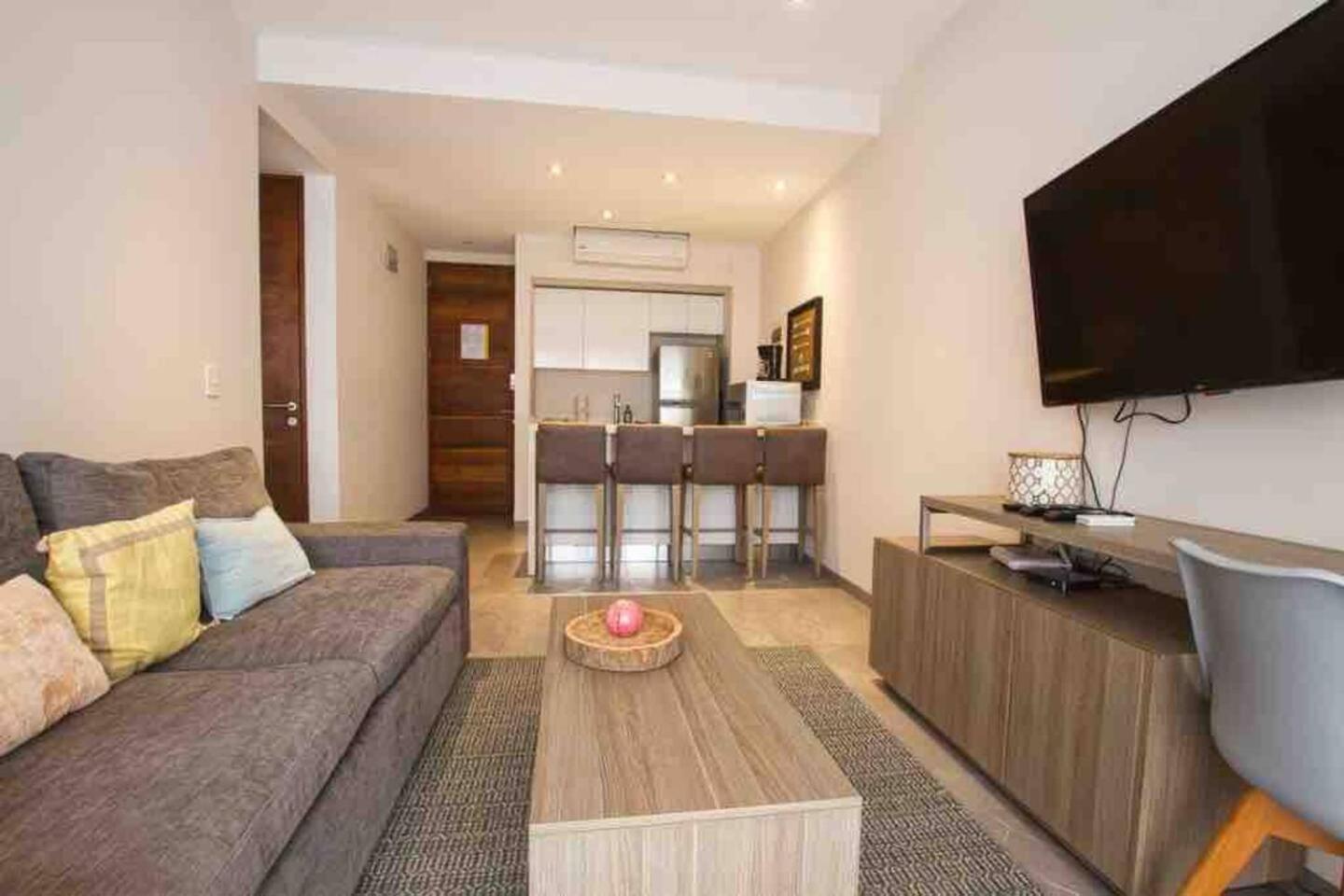 Swim-up 1-bedroom Apartment