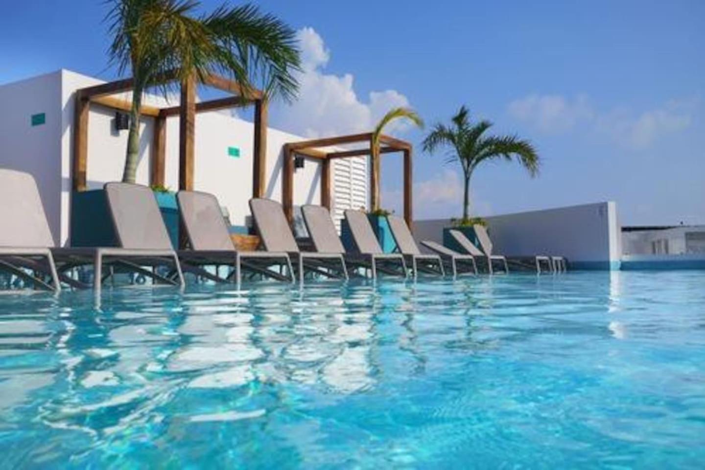 Estupenda Con Cama King 100mb Y Refri * Playa del Carmen