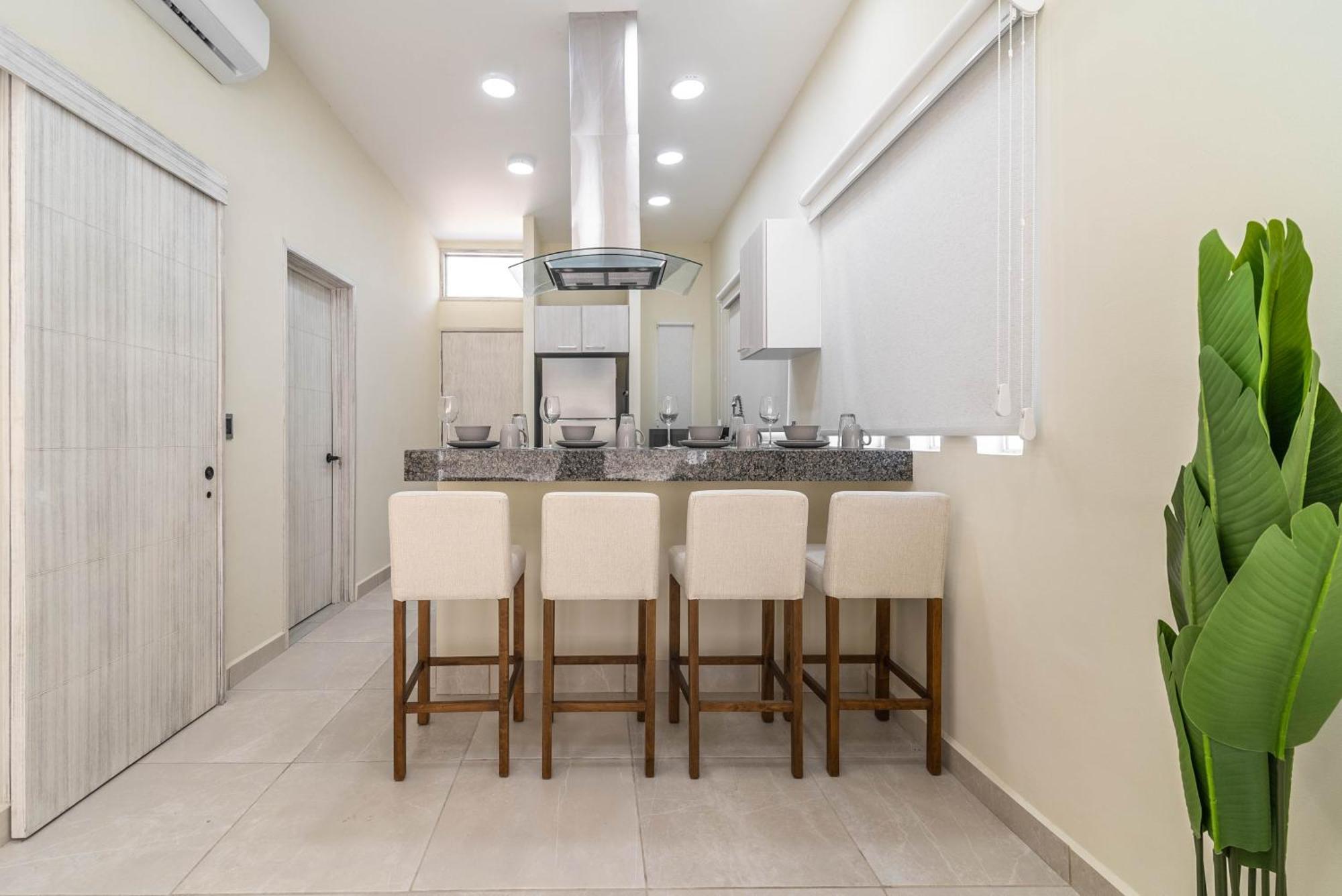 Nhà nghỉ 2 Bd With Balcony, Rooftop Pool, Hot Tub, Gym