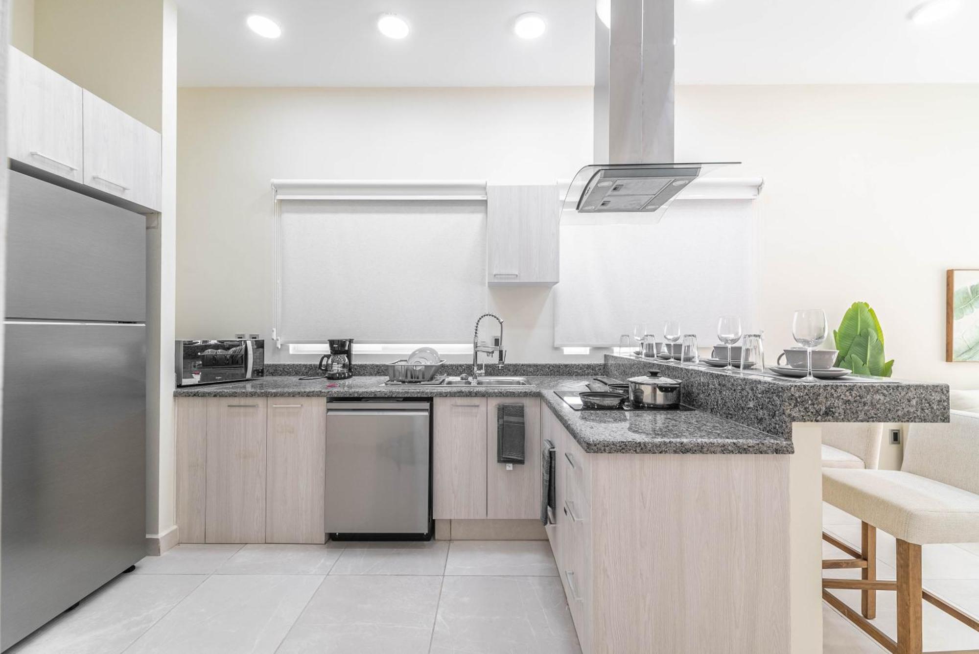 2 Bd With Balcony, Rooftop Pool, Hot Tub, Gym Nhà nghỉ *