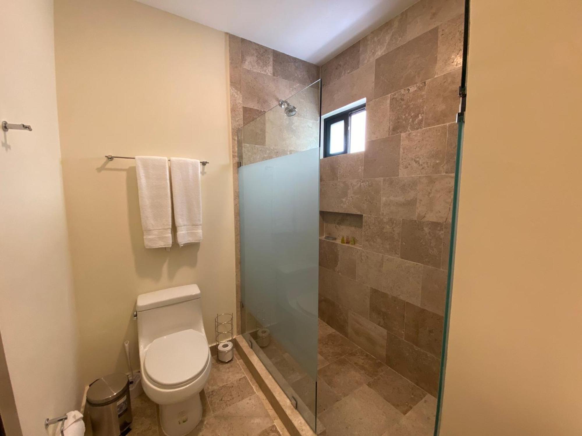 Apartment Large Studio, Large Rooftop Pool, Great Location!