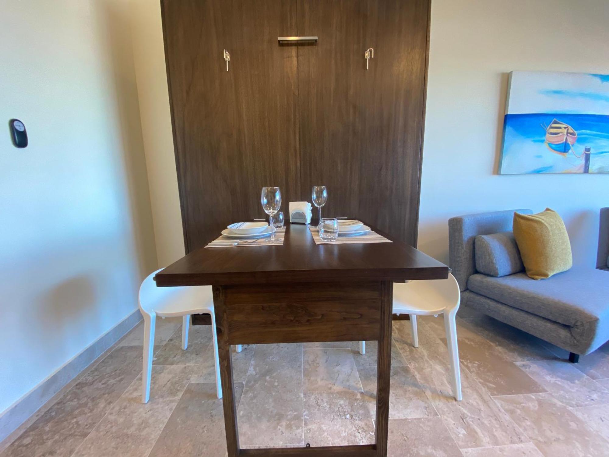 Apartment Large Studio, Large Rooftop Pool, Great Location! *