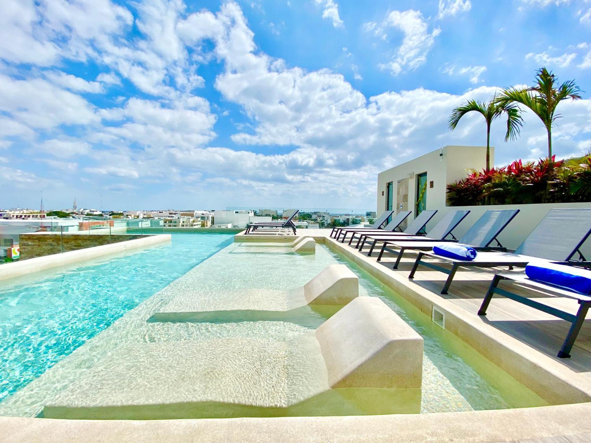 Apartment Large Studio, Large Rooftop Pool, Great Location!