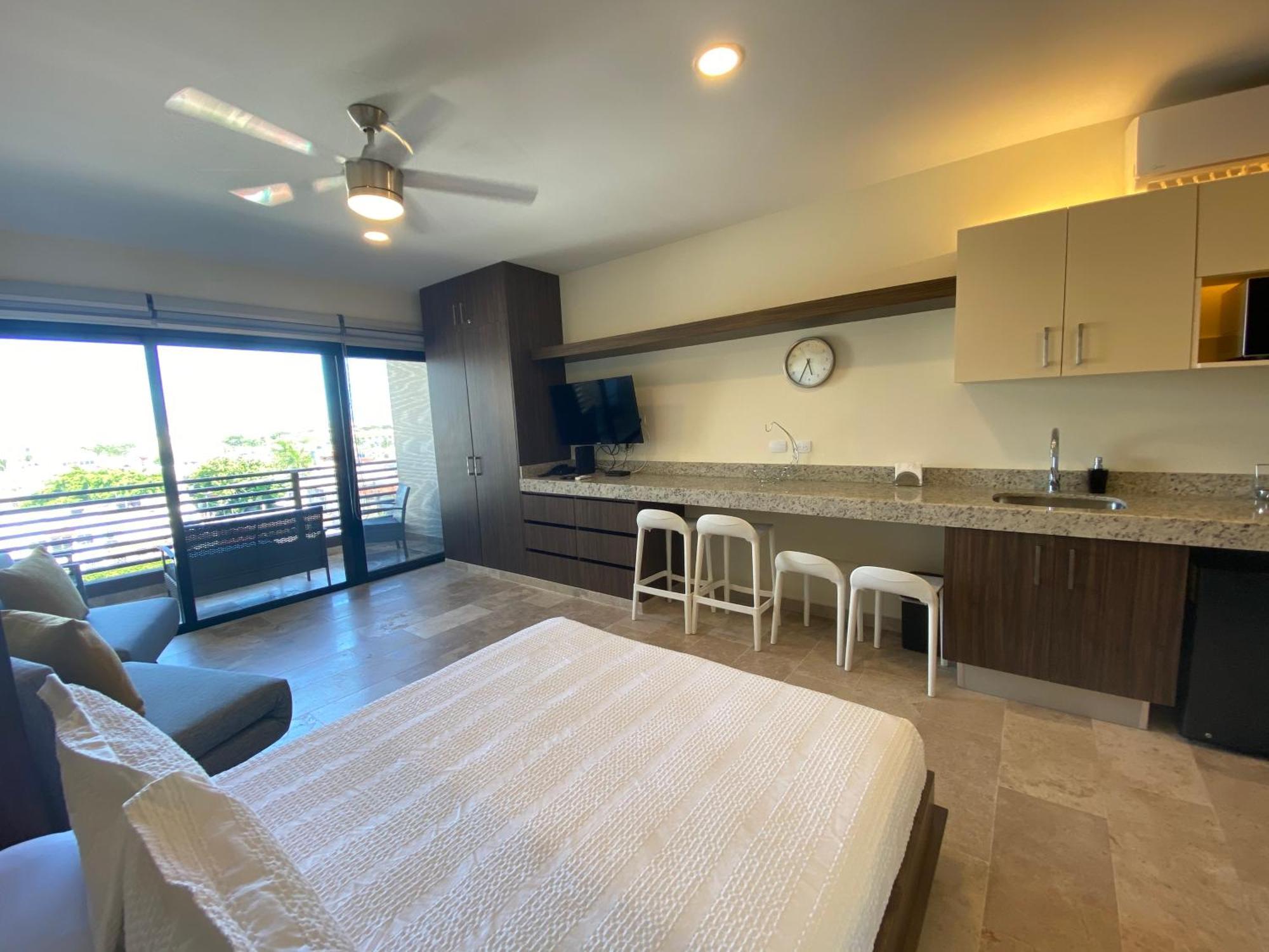Large Studio, Large Rooftop Pool, Great Location! Apartment *