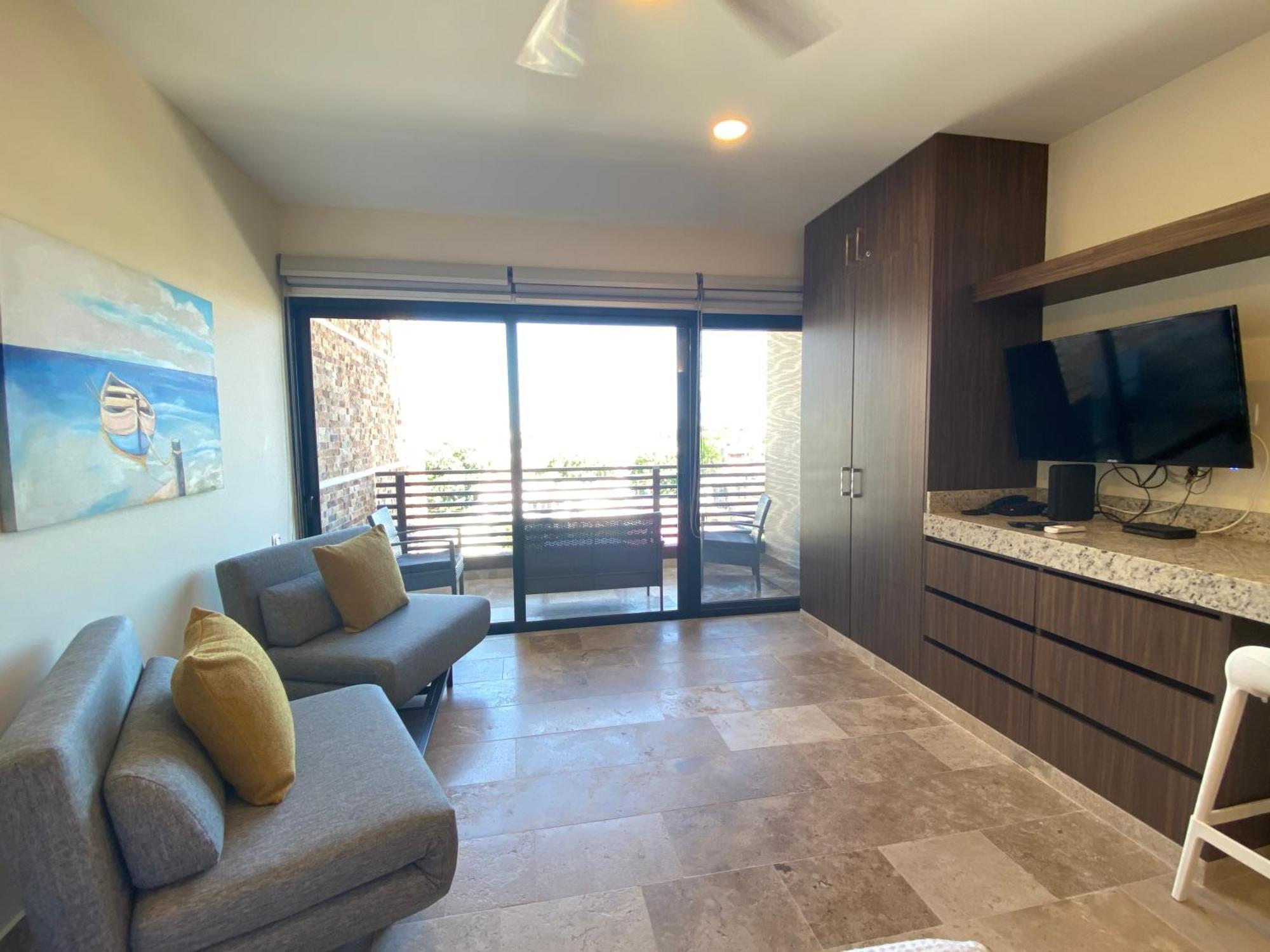 Large Studio, Large Rooftop Pool, Great Location! Apartment
