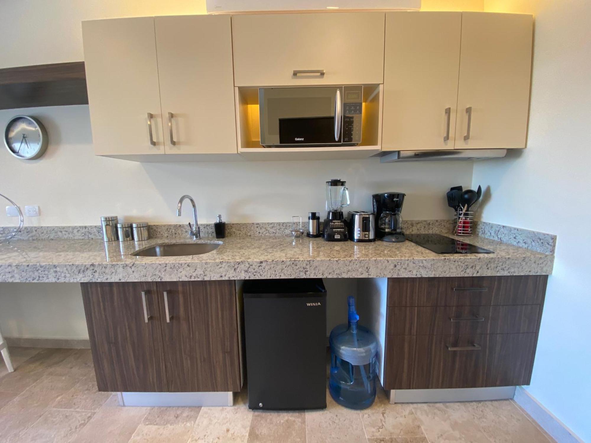 Apartment Large Studio, Large Rooftop Pool, Great Location! *