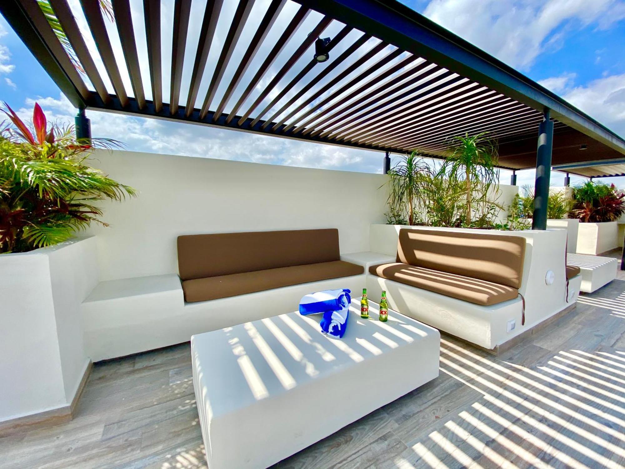 Apartment Large Studio, Large Rooftop Pool, Great Location! Playa del Carmen