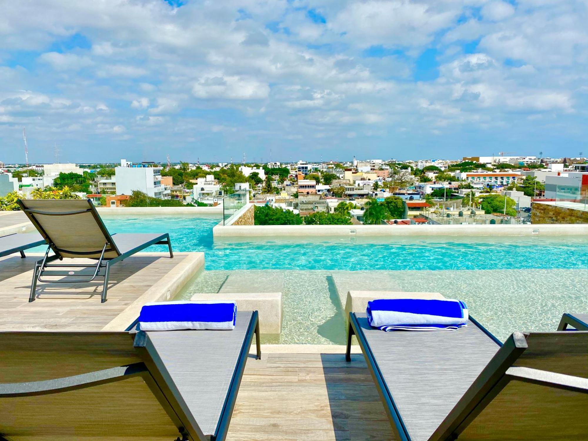 Large Studio, Large Rooftop Pool, Great Location! Playa del Carmen