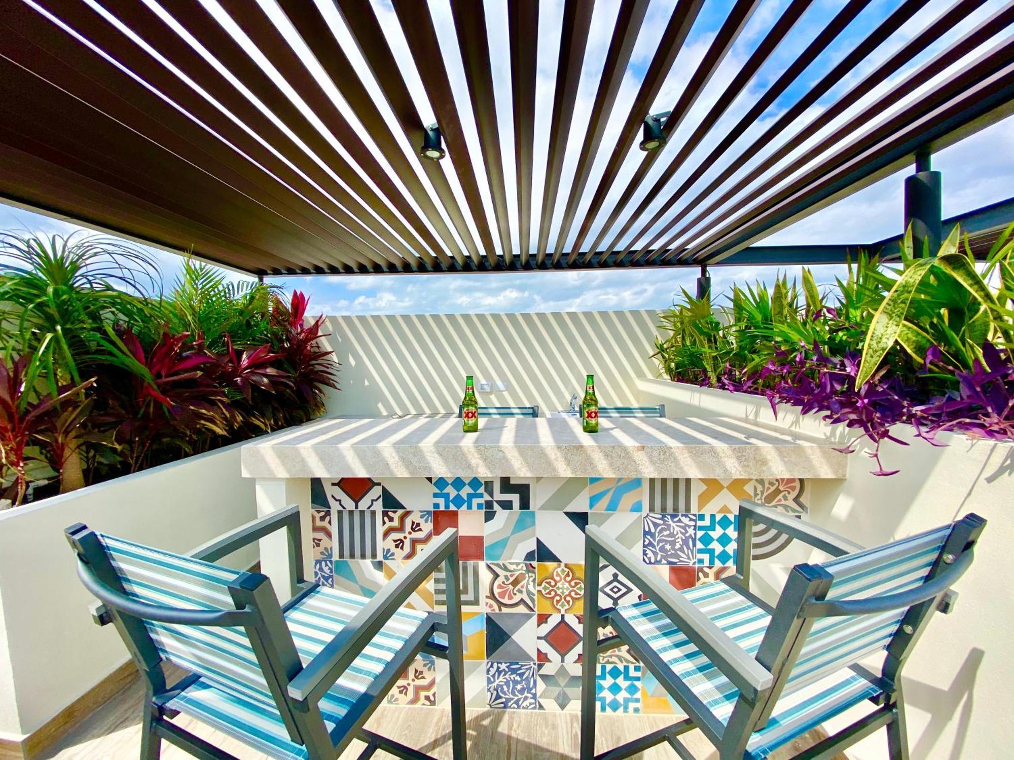 Large Studio, Large Rooftop Pool, Great Location!