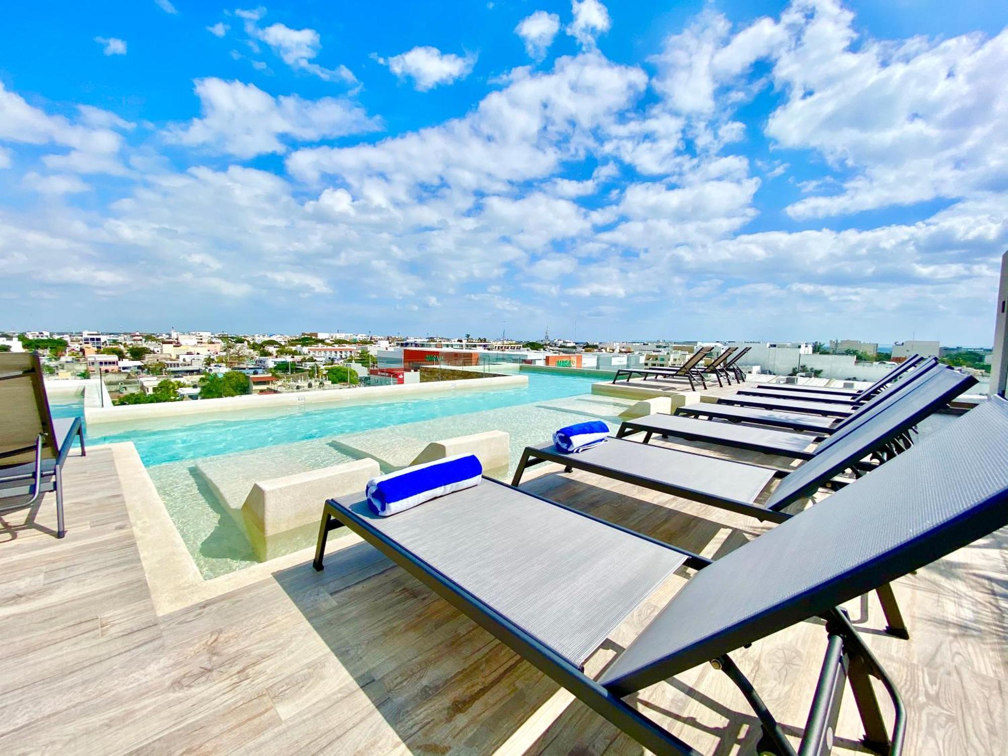 Apartment Large Studio, Large Rooftop Pool, Great Location! *