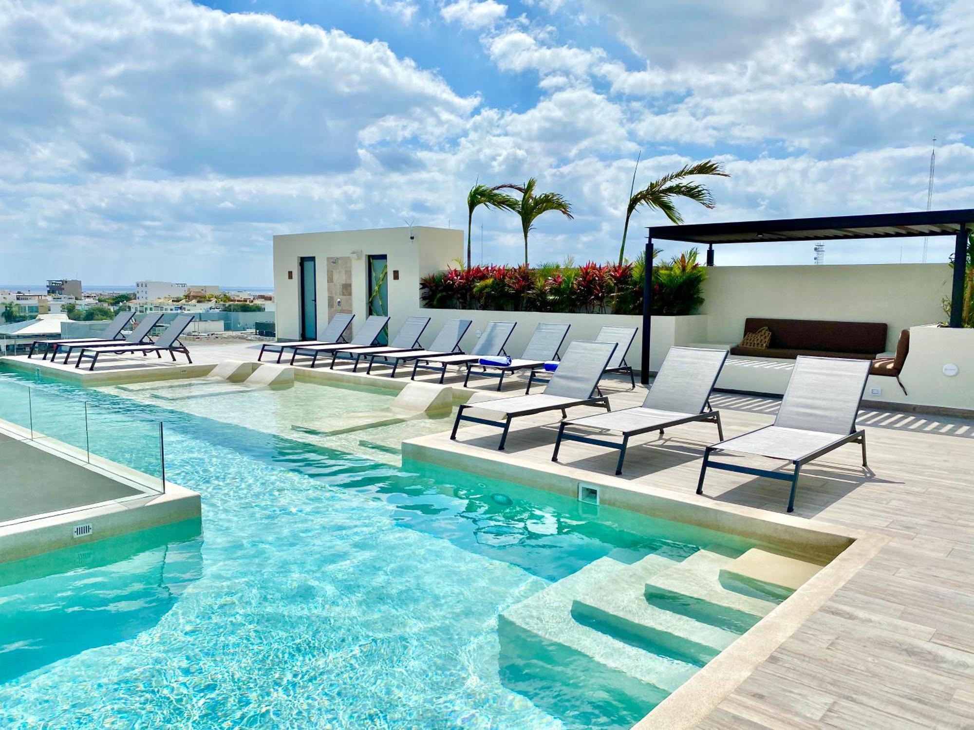 Large Studio, Large Rooftop Pool, Great Location! Apartment Playa del Carmen