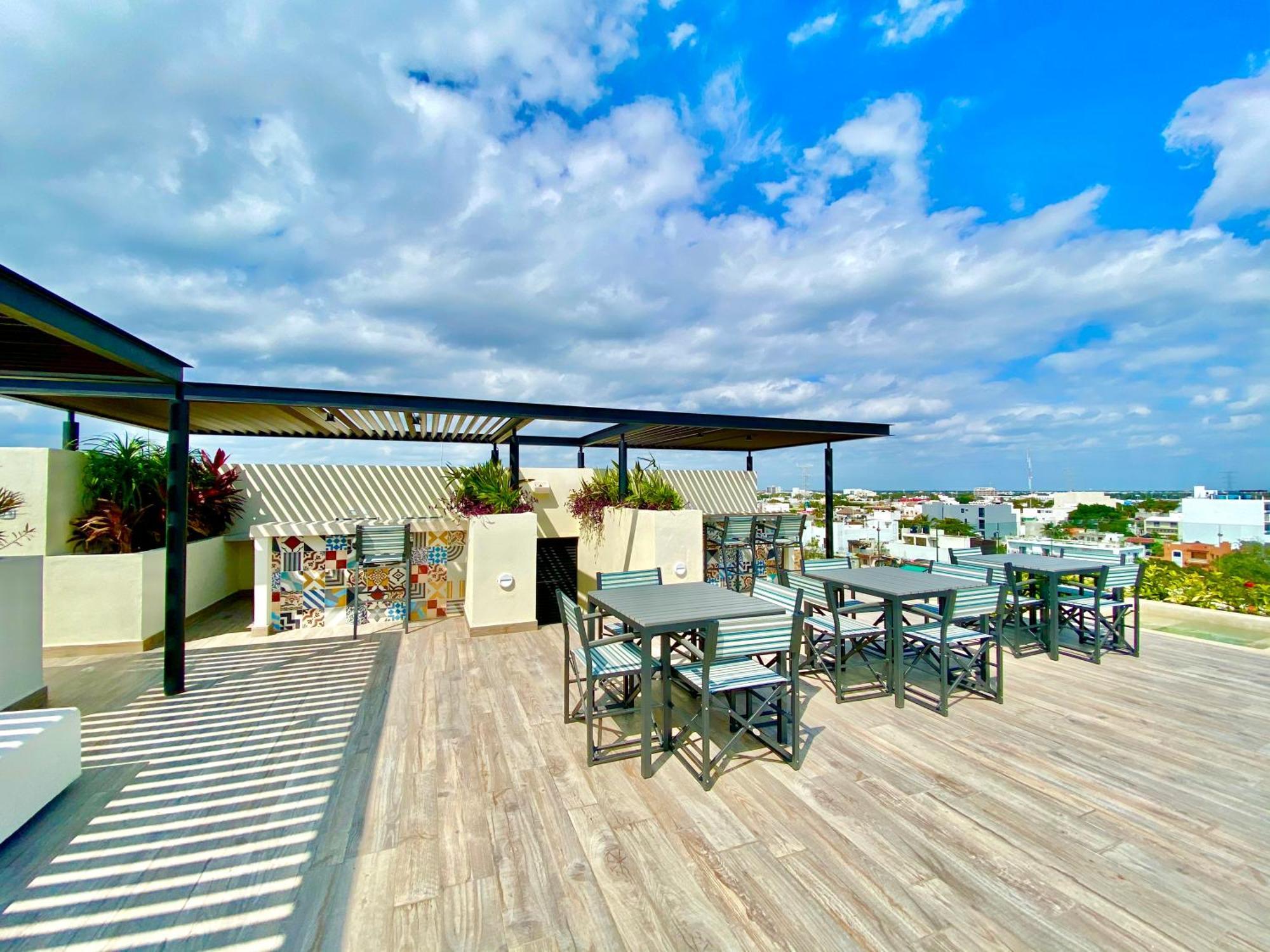 Large Studio, Large Rooftop Pool, Great Location! Apartment