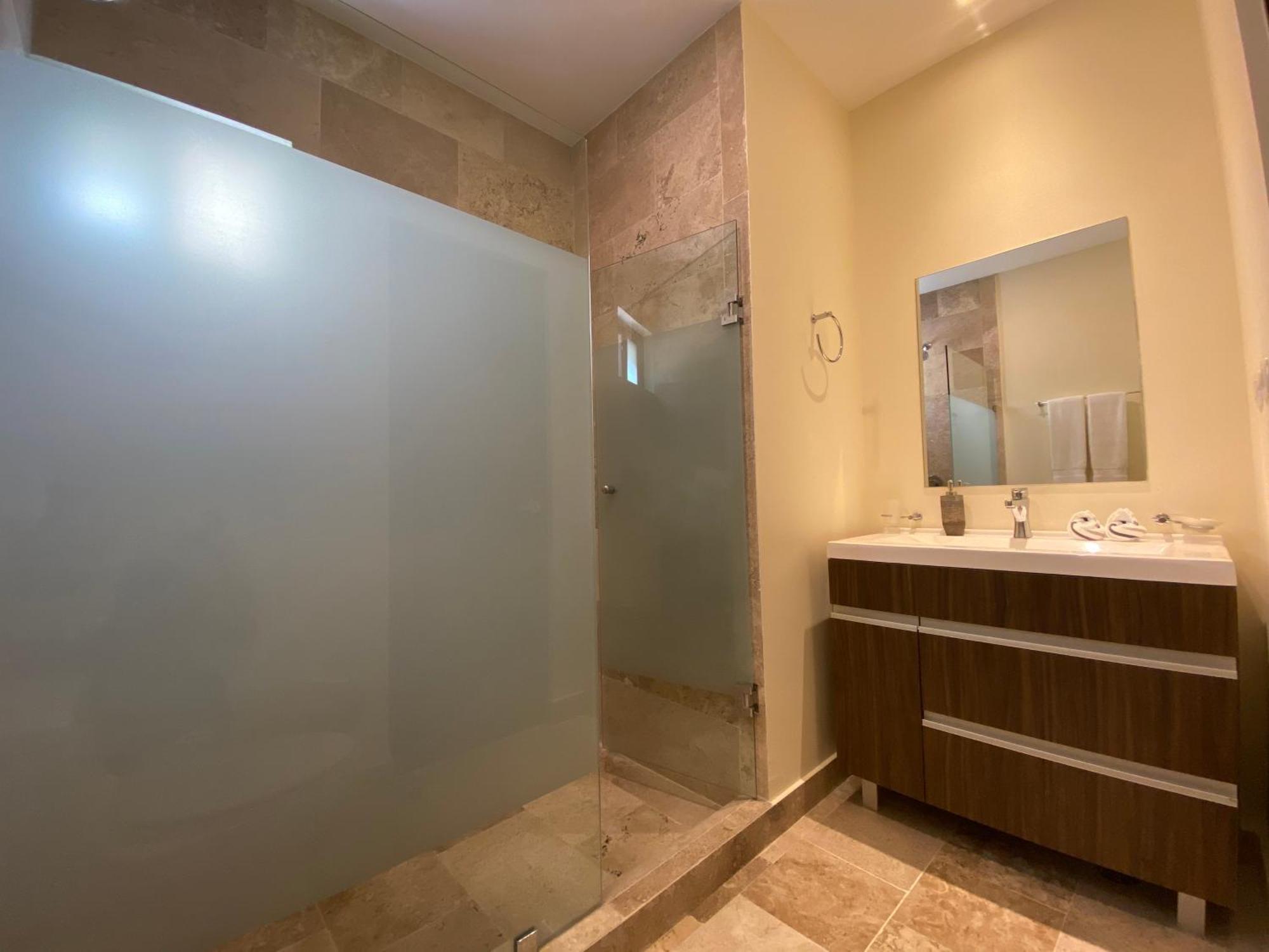 Apartment Large Studio, Large Rooftop Pool, Great Location! *