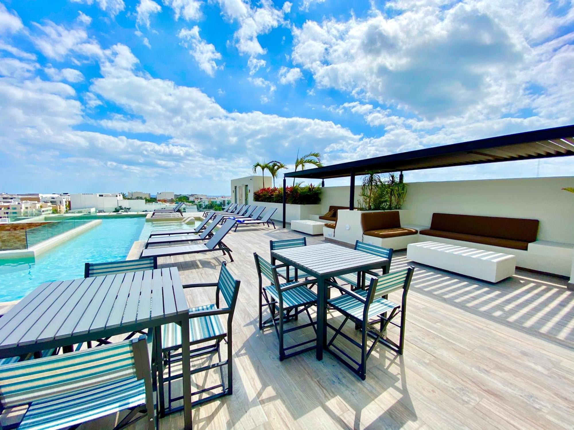 Large Studio, Large Rooftop Pool, Great Location! *