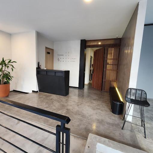 Stylish Condo, 2bdr, Steps To 5th Ave, Close To Beach! Apartment *