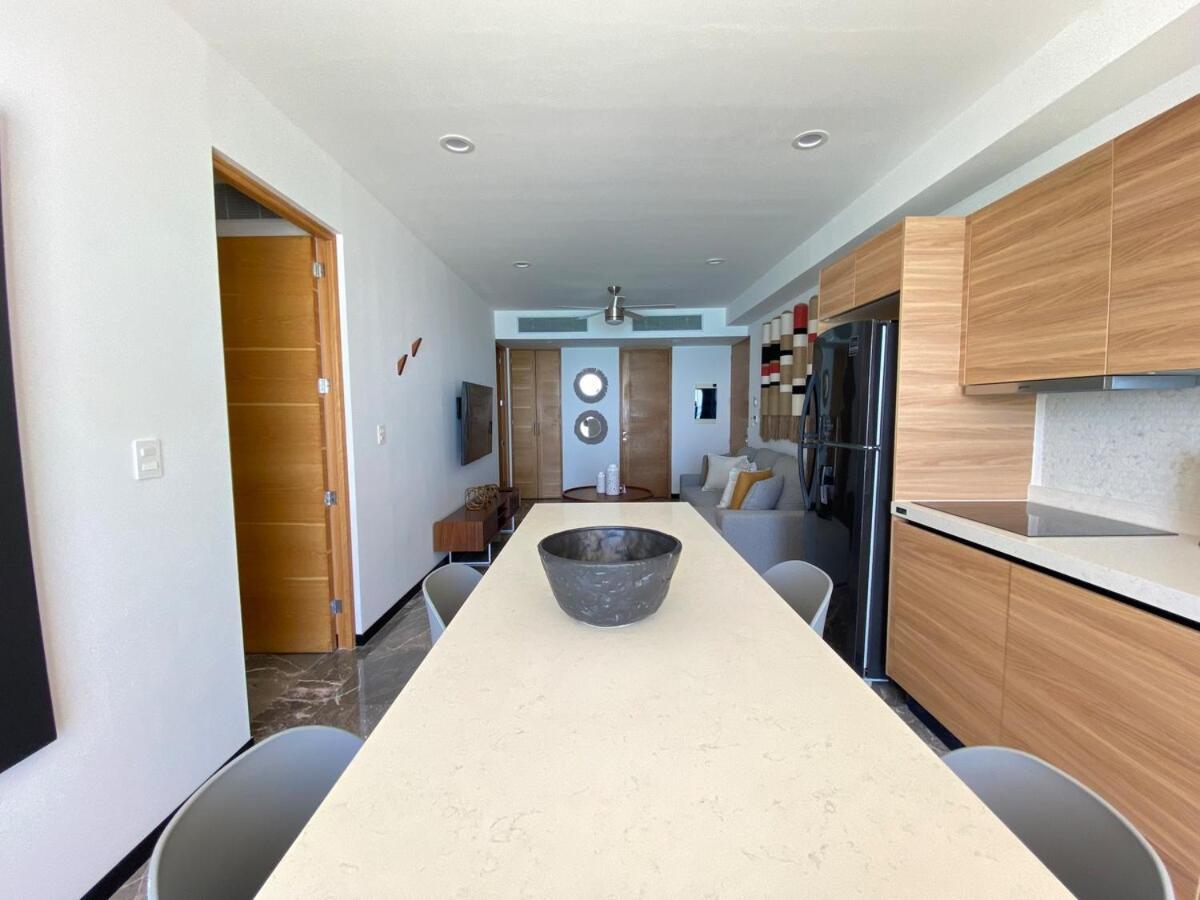 Ocean Front! Amazing Rooftop Pool, Walk To Fifth! Apartment