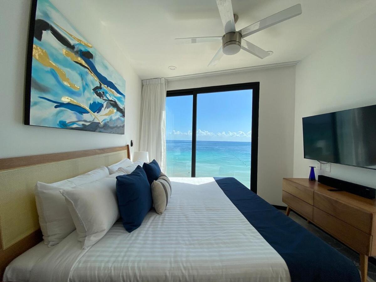Apartment Ocean Front! Amazing Rooftop Pool, Walk To Fifth! *