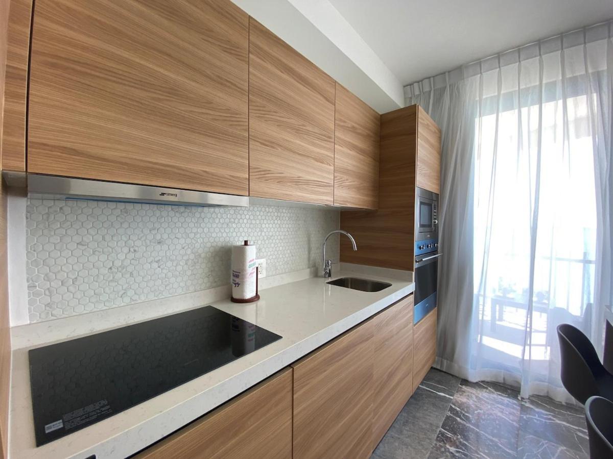 Apartment Ocean Front! Amazing Rooftop Pool, Walk To Fifth!