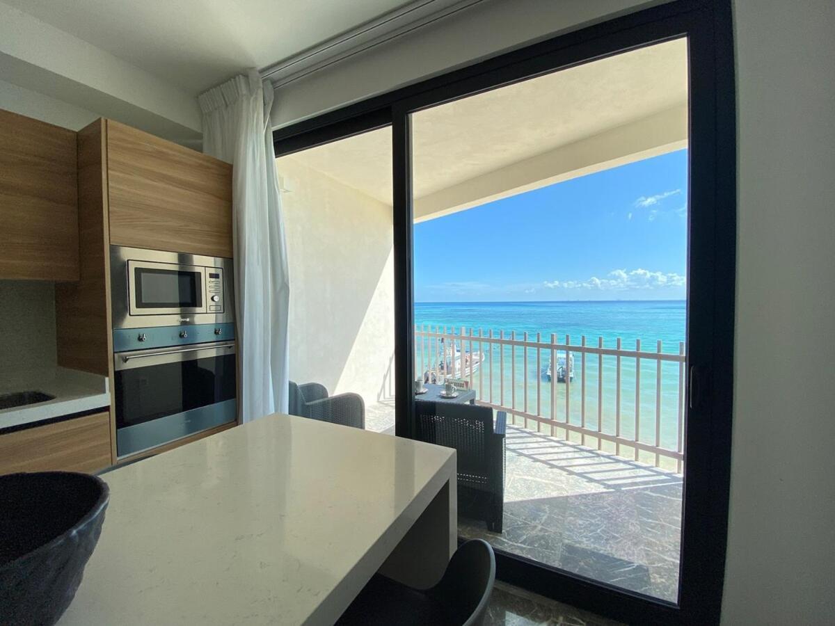 Apartment Ocean Front! Amazing Rooftop Pool, Walk To Fifth! *