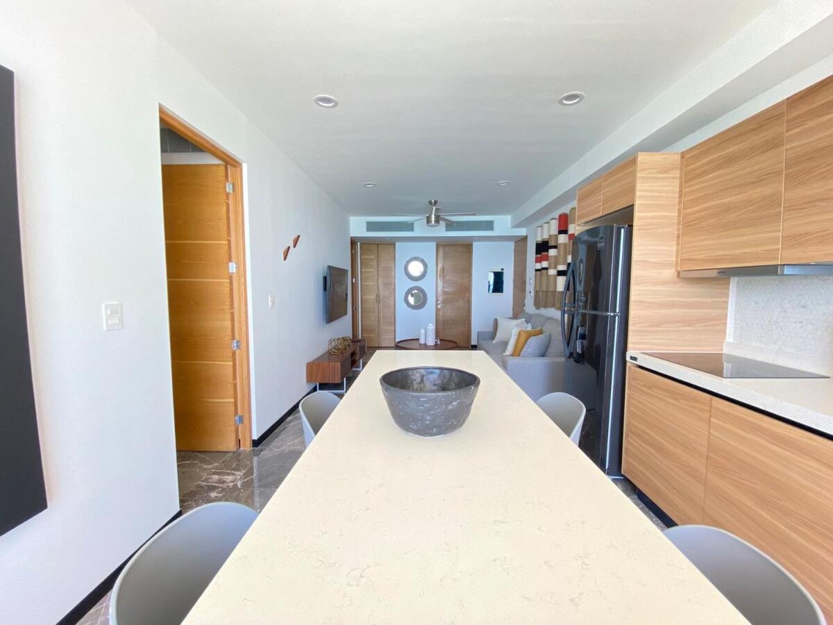 Apartment Ocean Front! Amazing Rooftop Pool, Walk To Fifth!