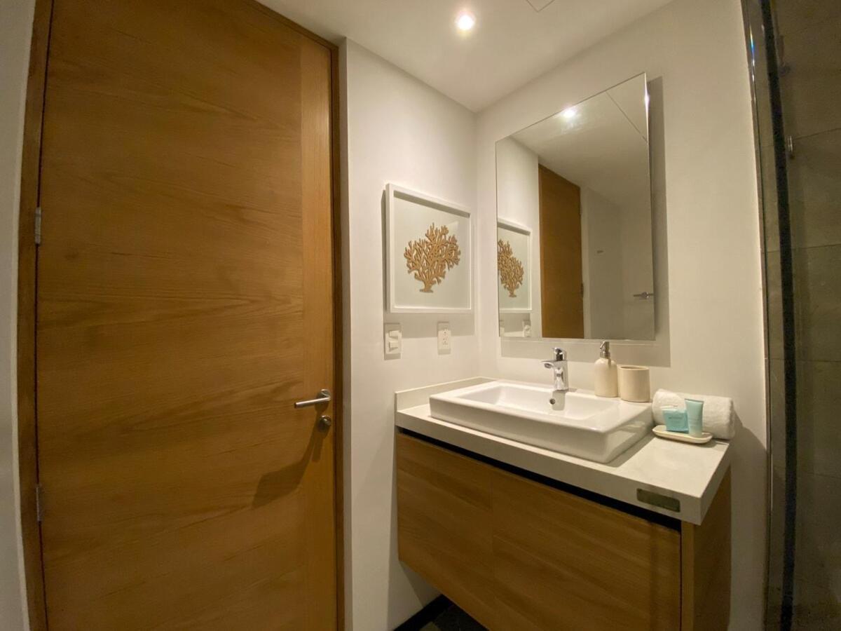 Apartment Ocean Front! Amazing Rooftop Pool, Walk To Fifth! *