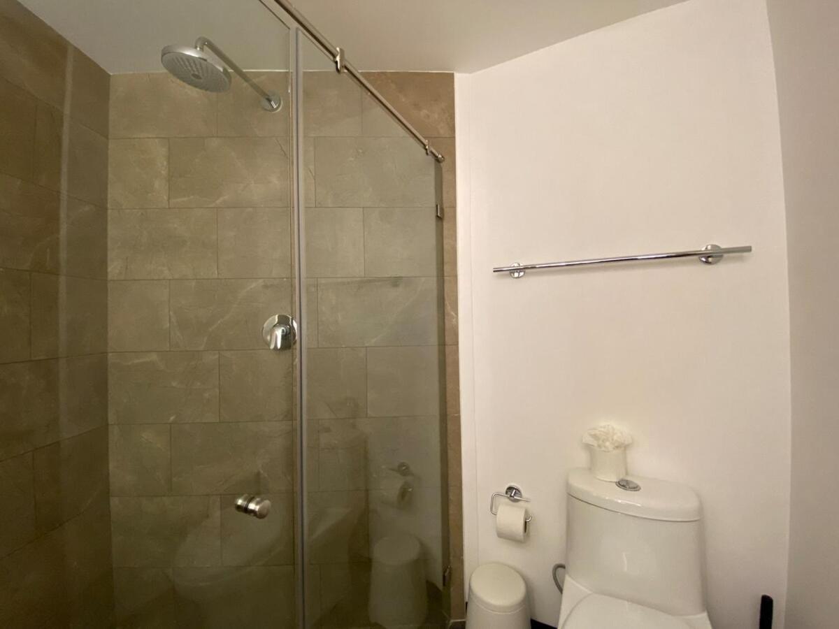 Ocean Front! Amazing Rooftop Pool, Walk To Fifth! Apartment