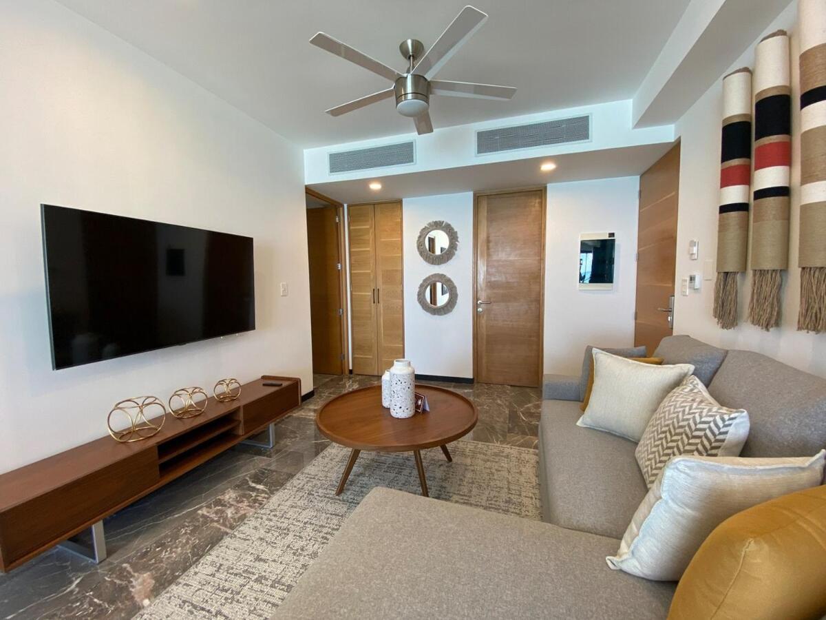 Ocean Front! Amazing Rooftop Pool, Walk To Fifth! Apartment Playa del Carmen