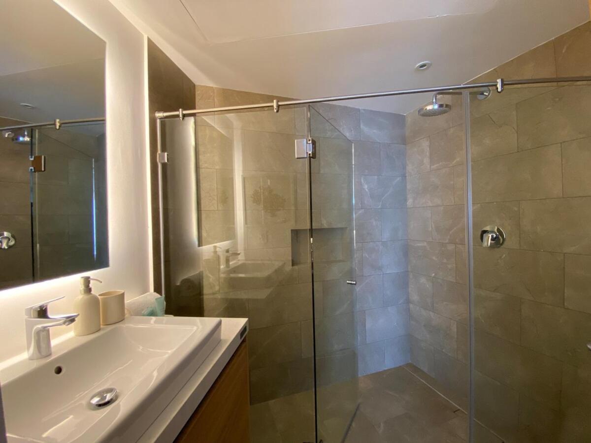 Ocean Front! Amazing Rooftop Pool, Walk To Fifth! Apartment