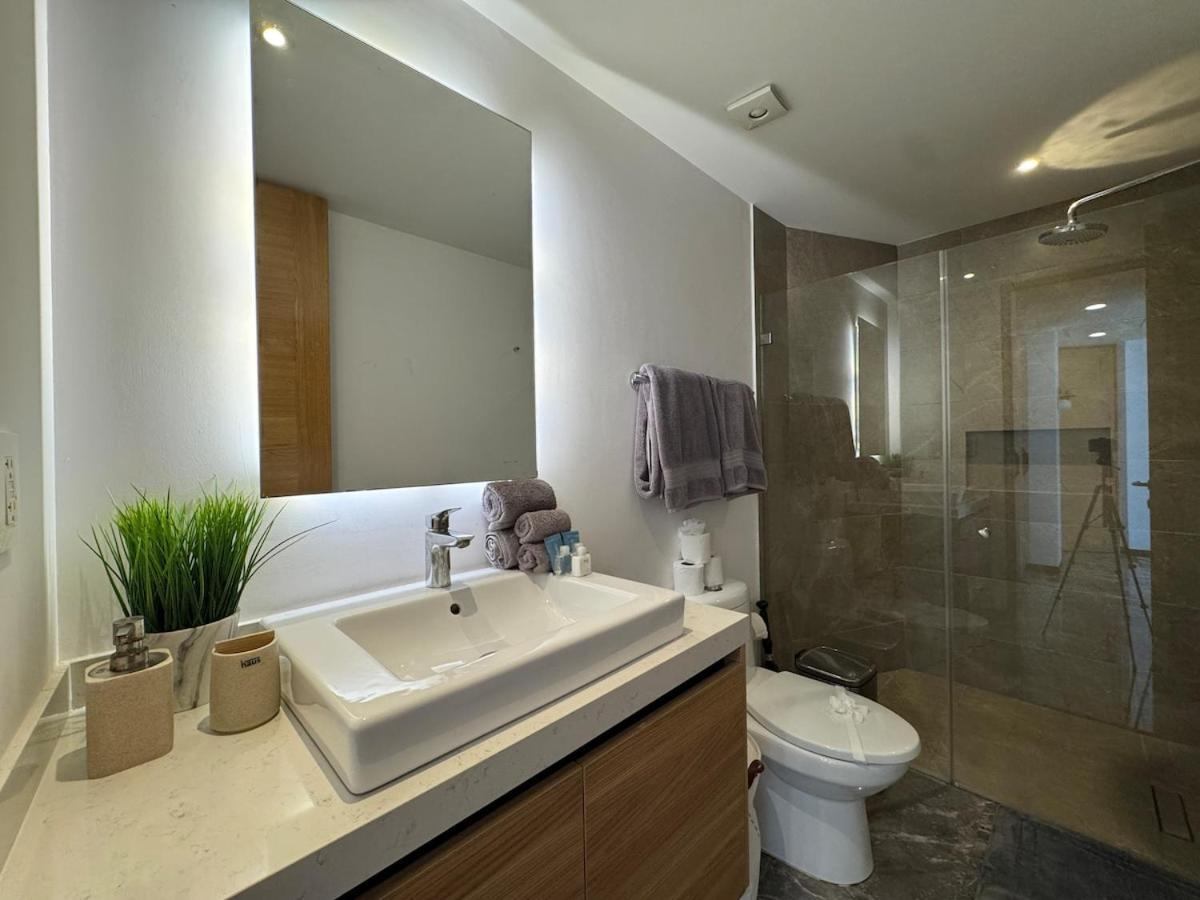 Apartment Oceanfront Condo, Roof Pool, Gym, Walk To 5th Ave! Playa del Carmen