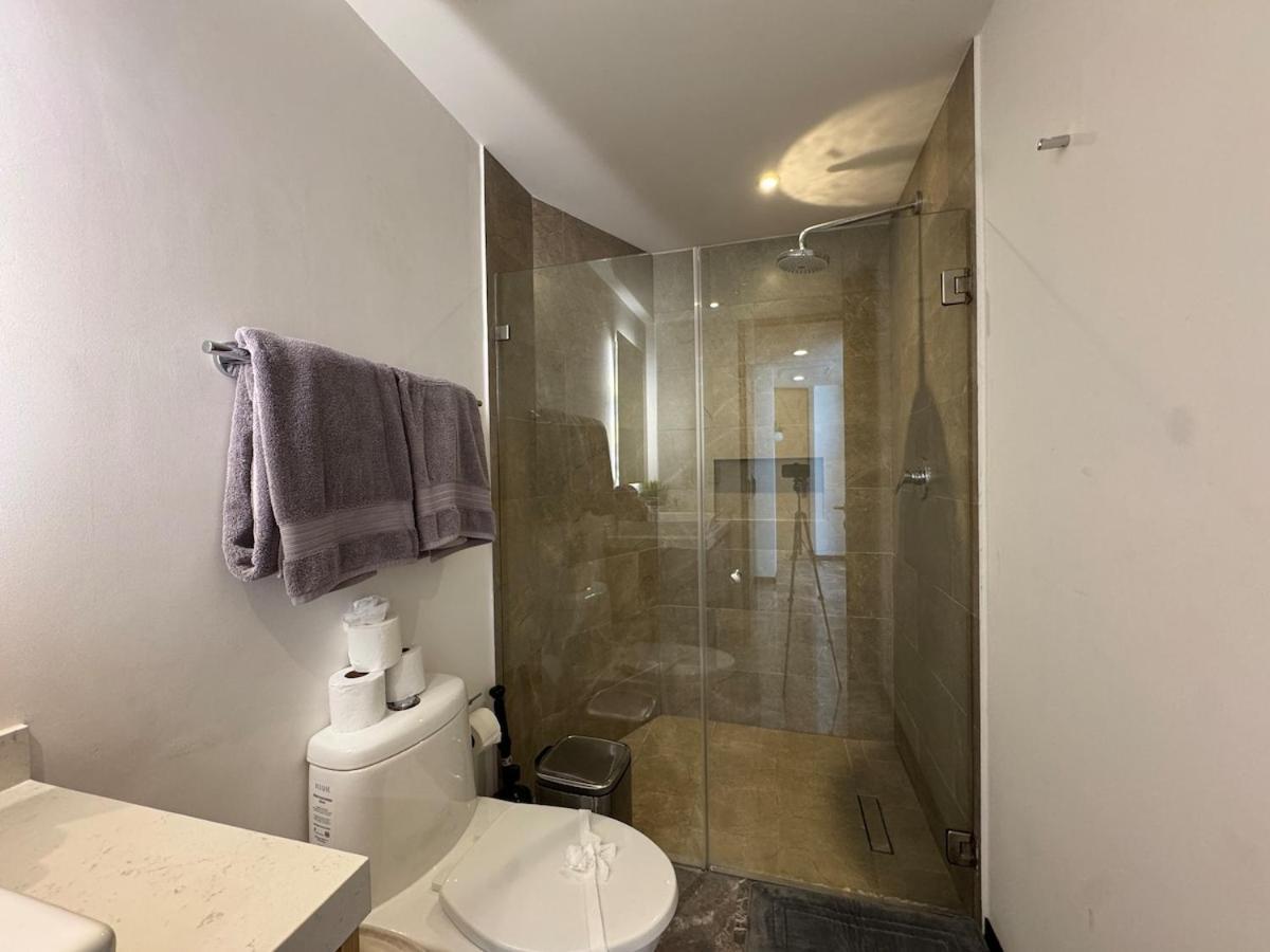 Oceanfront Condo, Roof Pool, Gym, Walk To 5th Ave! *