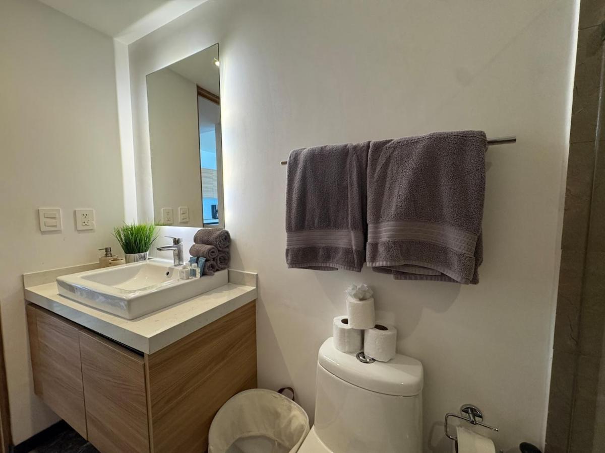 Apartment Oceanfront Condo, Roof Pool, Gym, Walk To 5th Ave! *