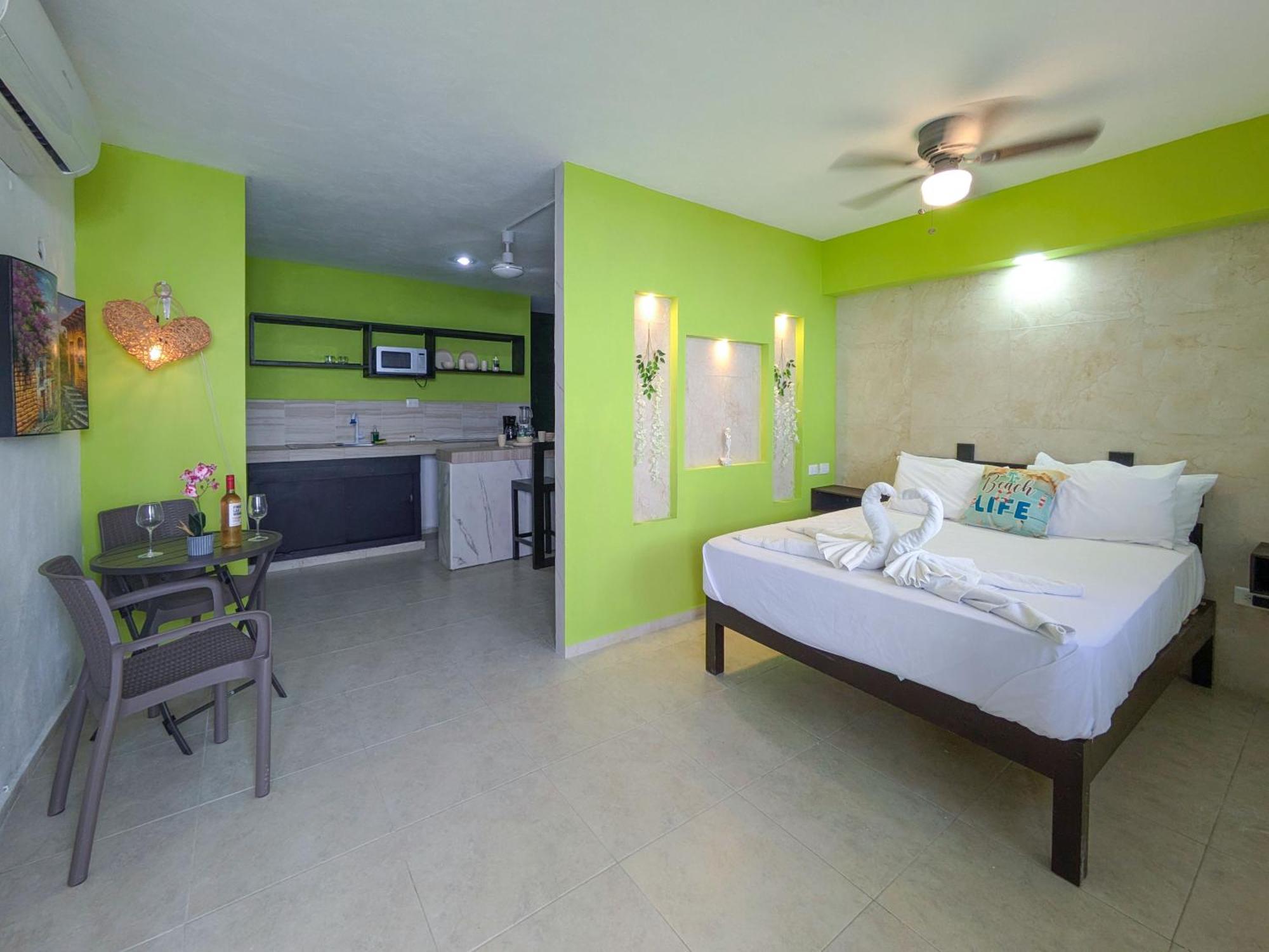 B1 Romantic Beachside Escape Capri Theme Memory Foam Queen Bed Kitchen Ac * Playa del Carmen