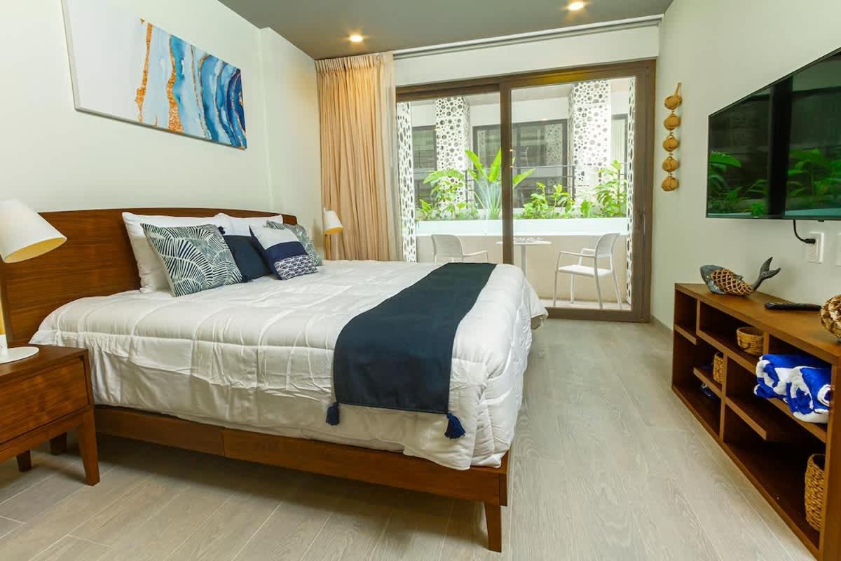 The Boat 2 Blocks From The Sea And 5th Ave 200 Mb * Playa del Carmen