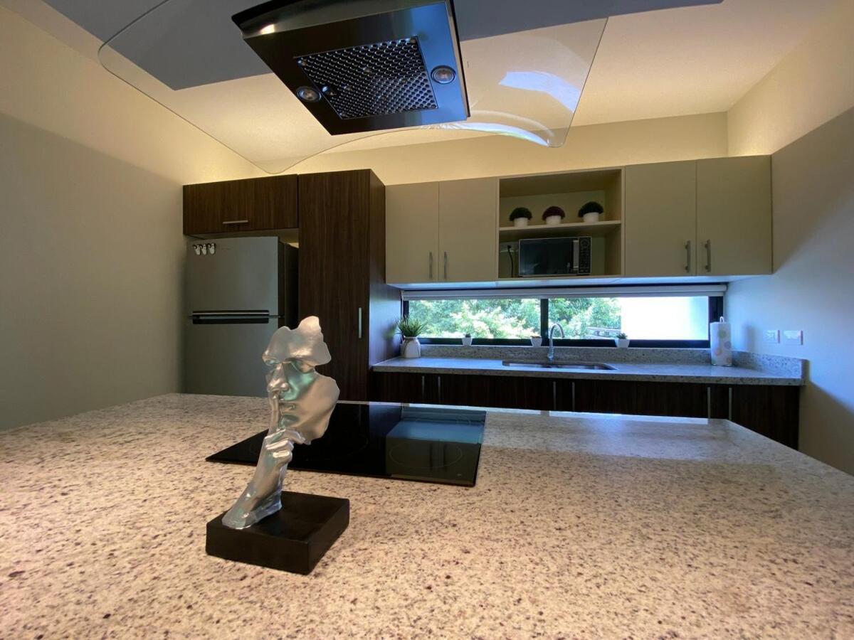 Seaview Roof Pool, Gym Onsite, 4 Blocks To 5th Ave Apartment