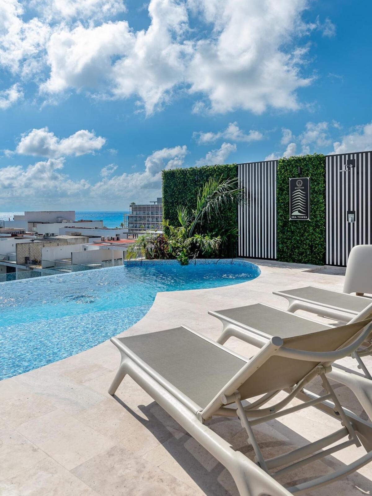 Modern & Cozy With Rooftop Pool & Gym *