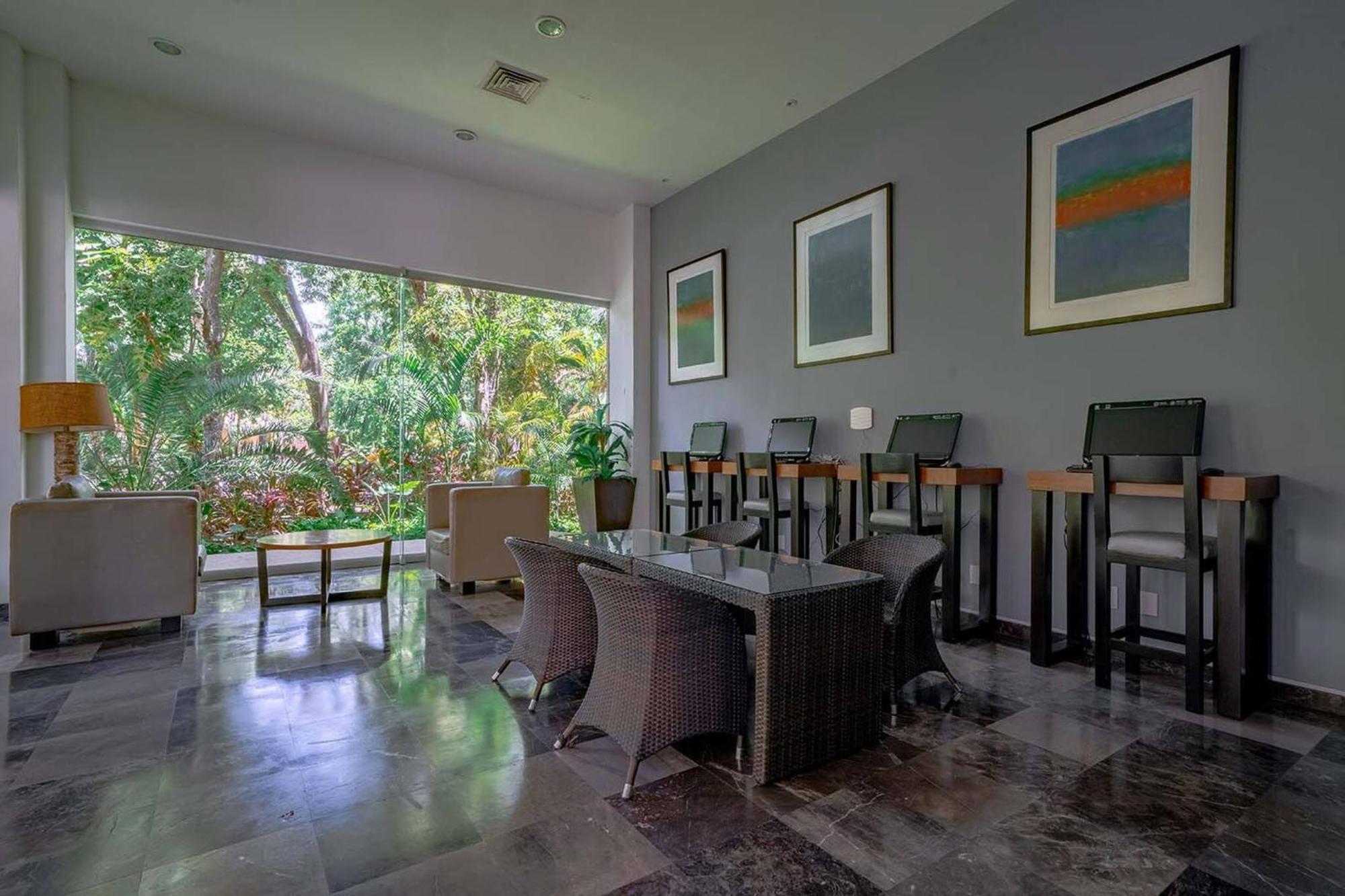 Valentine 5 Star, 4 Pools, Gym, Concierge Services, 24-hr Security * Playa del Carmen