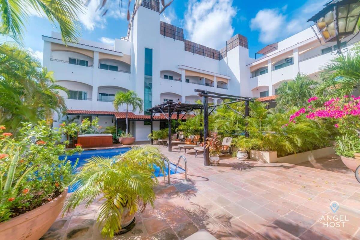 Ideal Group Getaway 4 Blocks To The & Pool Apartment