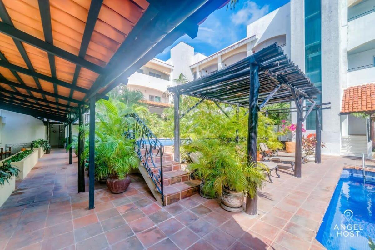 Ideal Group Getaway 4 Blocks To The & Pool Apartment