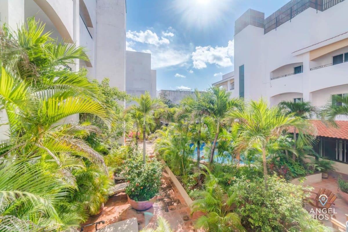 Apartment Ideal Group Getaway 4 Blocks To The & Pool