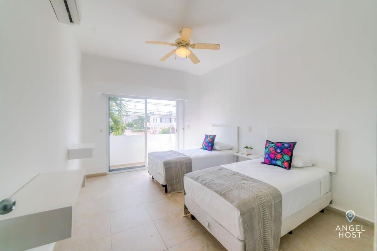 Ideal Group Getaway 4 Blocks To The & Pool Apartment