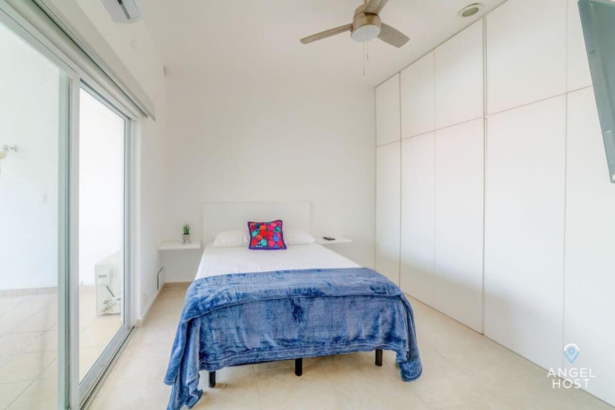 Apartment Ideal Group Getaway 4 Blocks To The & Pool