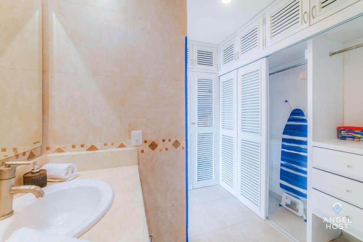 Ideal Group Getaway 4 Blocks To The & Pool Apartment *
