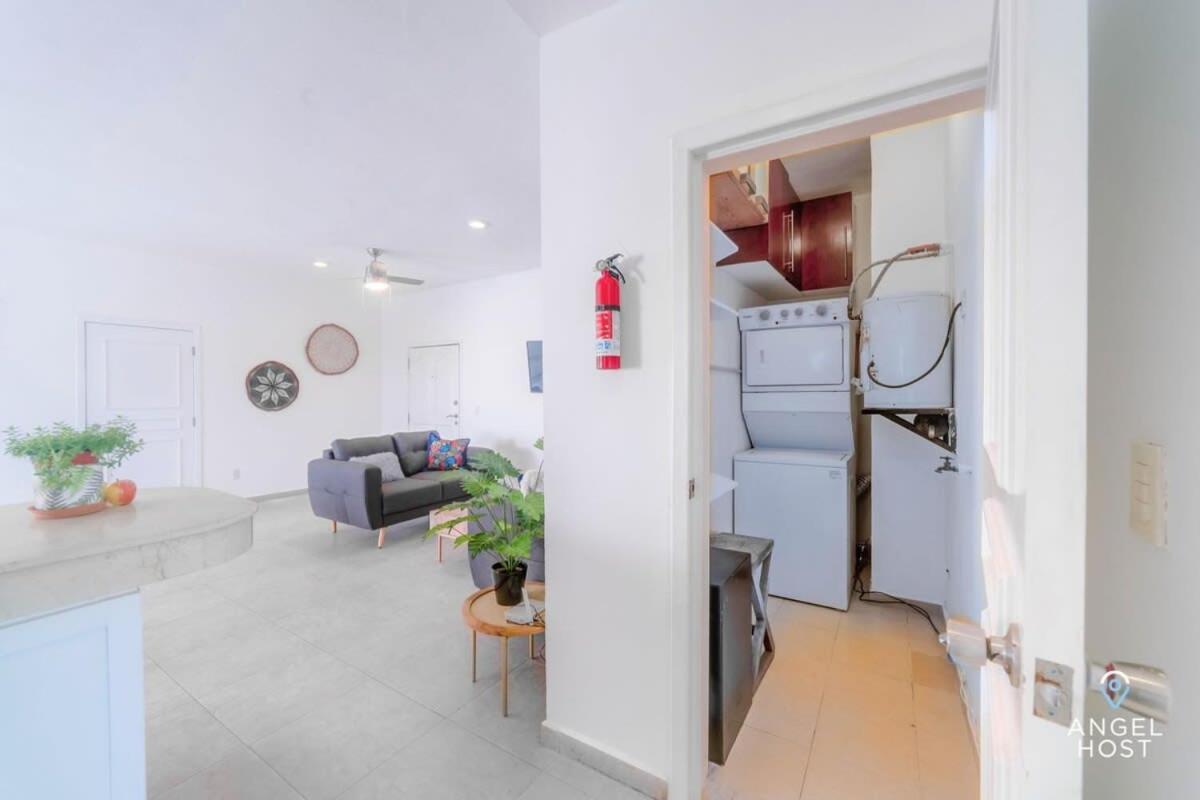 Ideal Group Getaway 4 Blocks To The & Pool Apartment