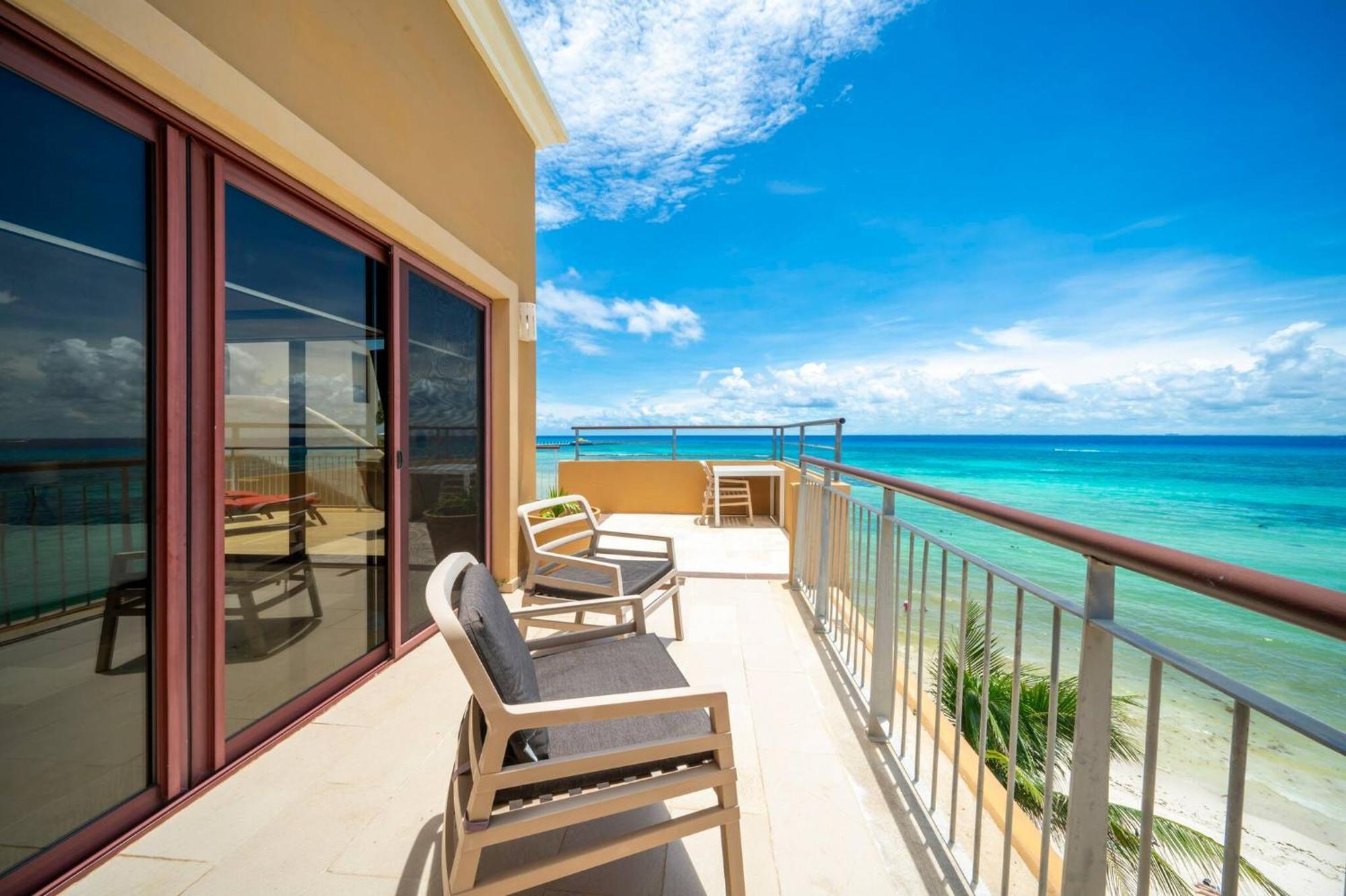 Surf 408 - Beachfront Stunning Ocean View Penthouse - At El Faro Nhà nghỉ Playa del Carmen