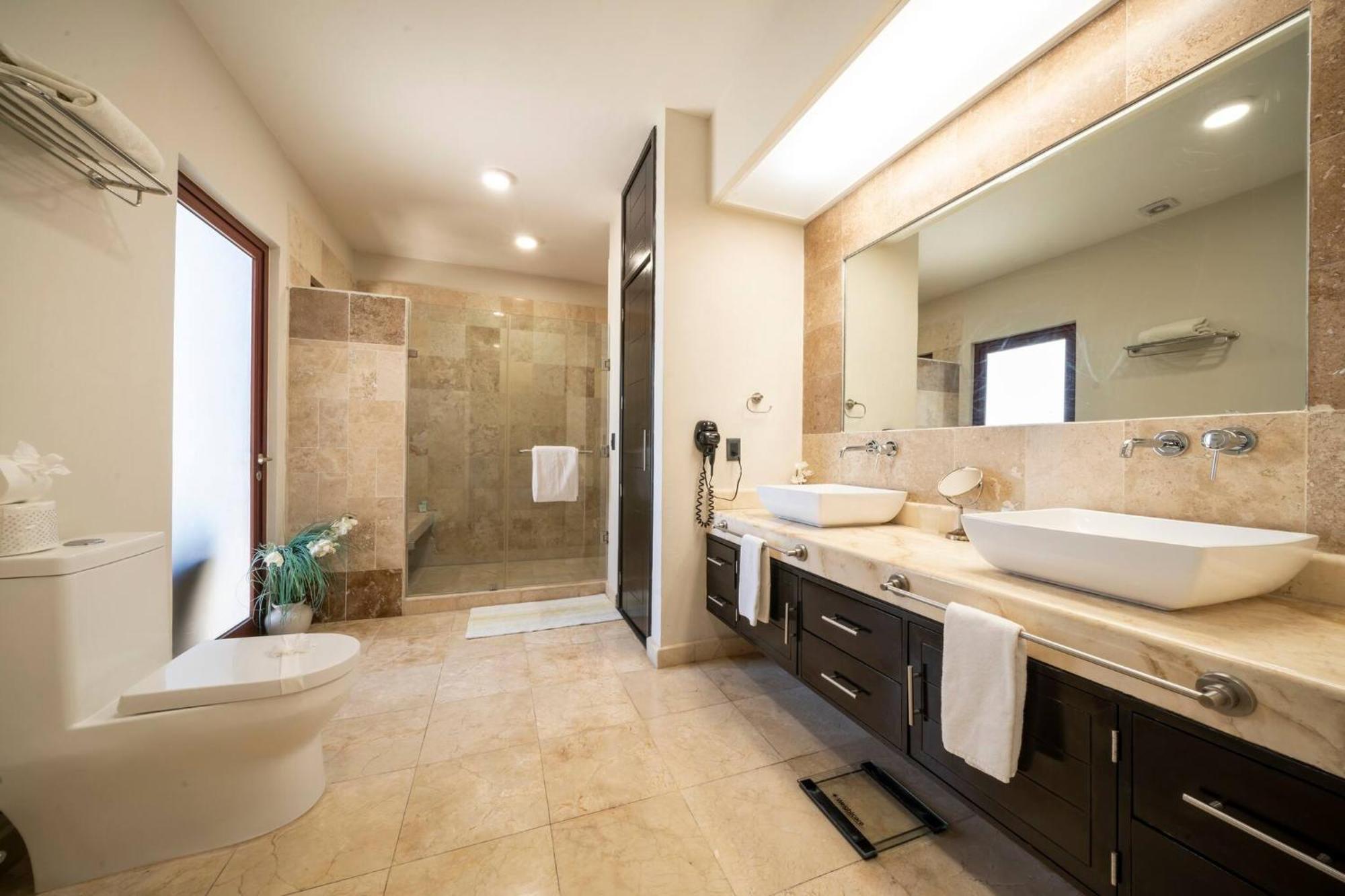 Nhà nghỉ Surf 408 - Beachfront Stunning Ocean View Penthouse - At El Faro Playa del Carmen